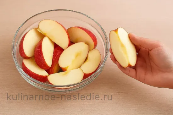 Яблоки со штрейзелем - Нарезка яблок