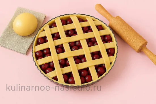 Пирог с вишней, маком и джемом - Решётка и выпекание