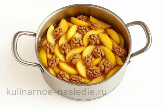 Айвовое варенье с орешками - Первая варка