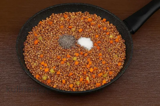 Гречка с овощами - Смешивание и заправка