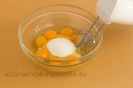 Рождественское полено - Взбивание яиц с сахаром