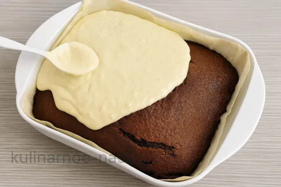 Пирог с кремом из фундука - Сборка и посыпка какао
