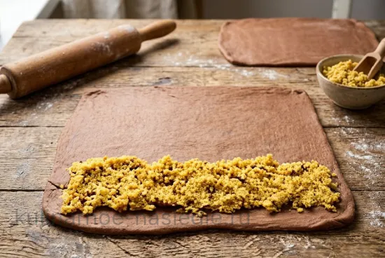 Булочки с арахисом - Формовка рулетов с начинкой