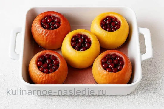 Яблочки с клюквой - Фаршируем яблоки и допекаем с ягодами
