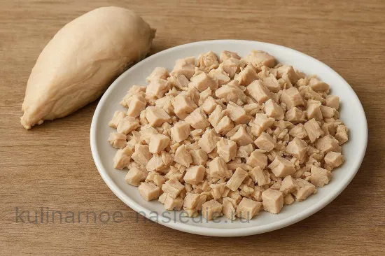 Курник с грибами, курицей и рисом - Варим и нарезаем курицу