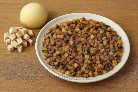 Курник с грибами, курицей и рисом - Жарим грибы с луком