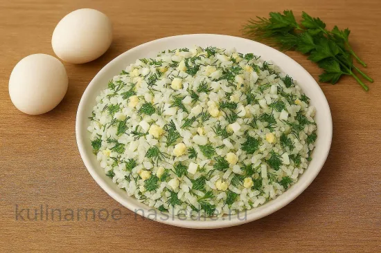 Курник с грибами, курицей и рисом - Смешиваем рис с яйцом и зеленью