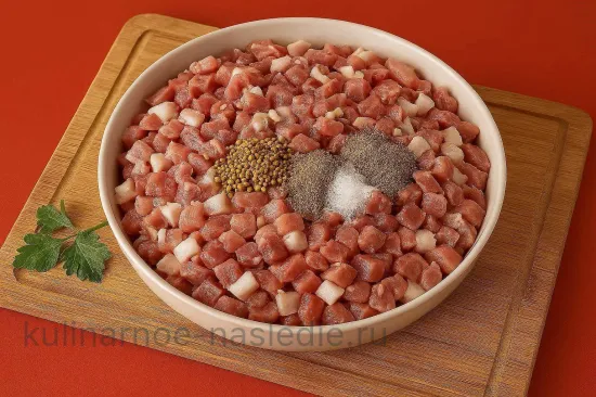 Домашние колбаски - Нарезка мяса и сала