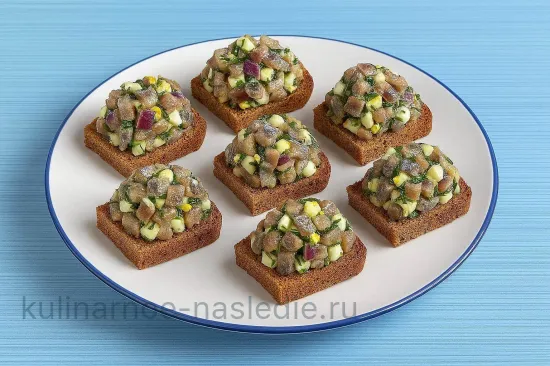 Мини-бутерброды с килькой - Сборка и подача