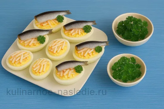 Килька с сыром и яйцом - Разделка кильки и финальная сборка