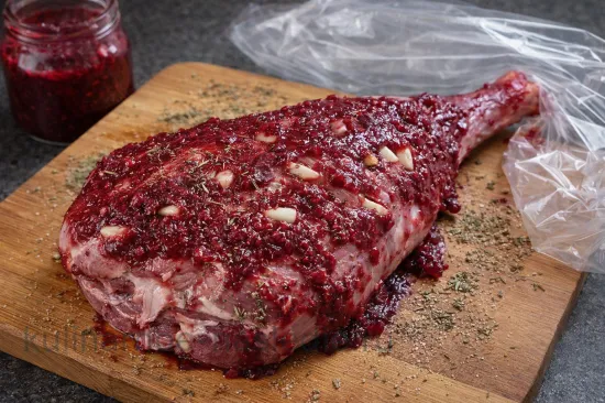 Баранья нога в соусе из клюквы - Маринование бараньей ноги