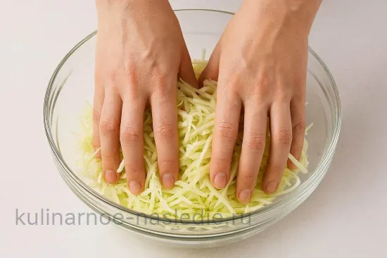 Салат из молодой капусты с огурцом и укропом - Перетирание капусты