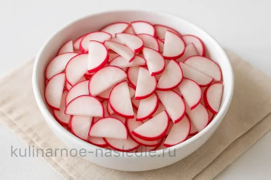 Салат с редисом, яйцом и сметаной - Редис
