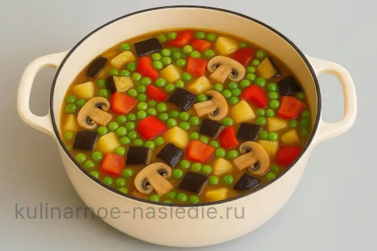 Картофельное рагу грибами и горошком - Обжарка и тушение