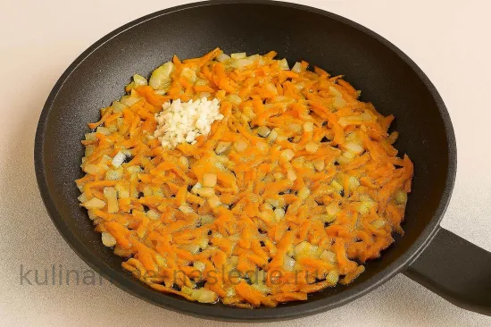 Курица с картофелем и грибами в сливочном соусе - Обжарка овощей