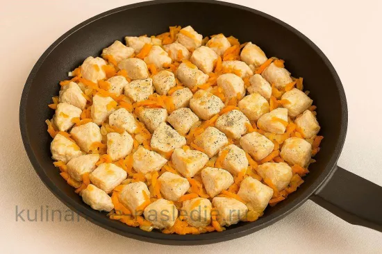 Курица с картофелем и грибами в сливочном соусе - Обжарка курицы